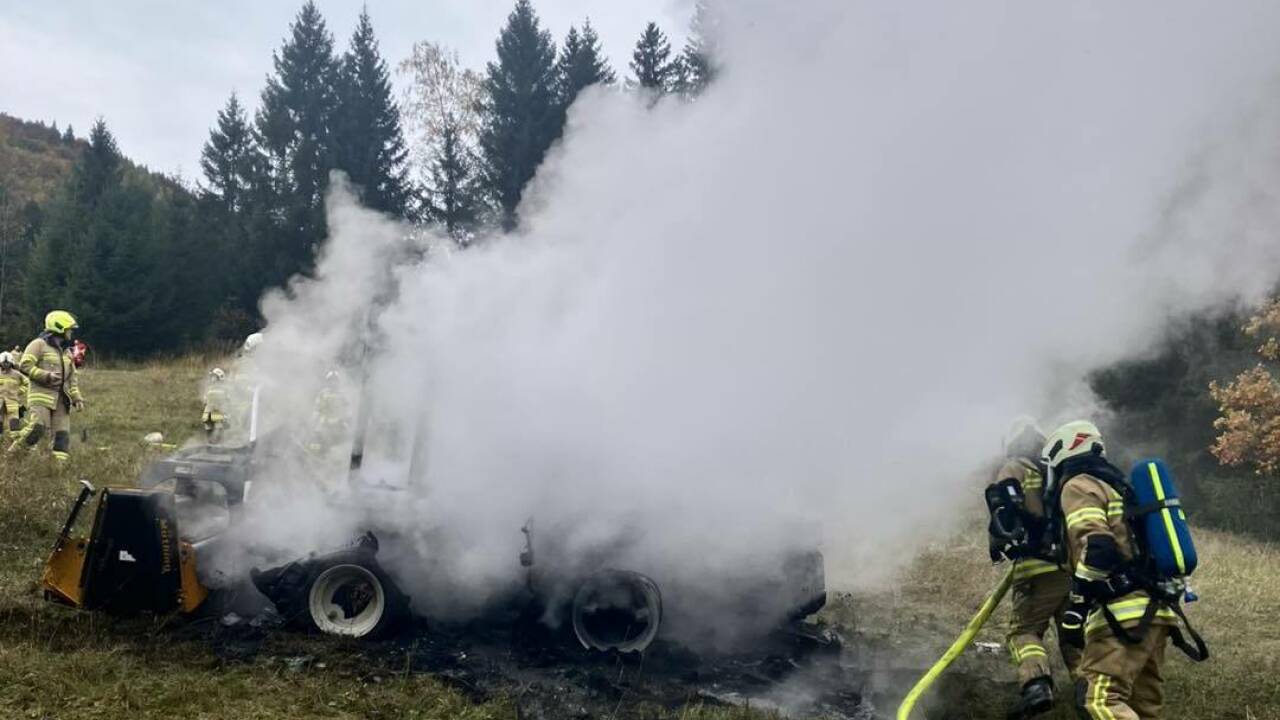 Der Traktor brannte vollkommen aus. 