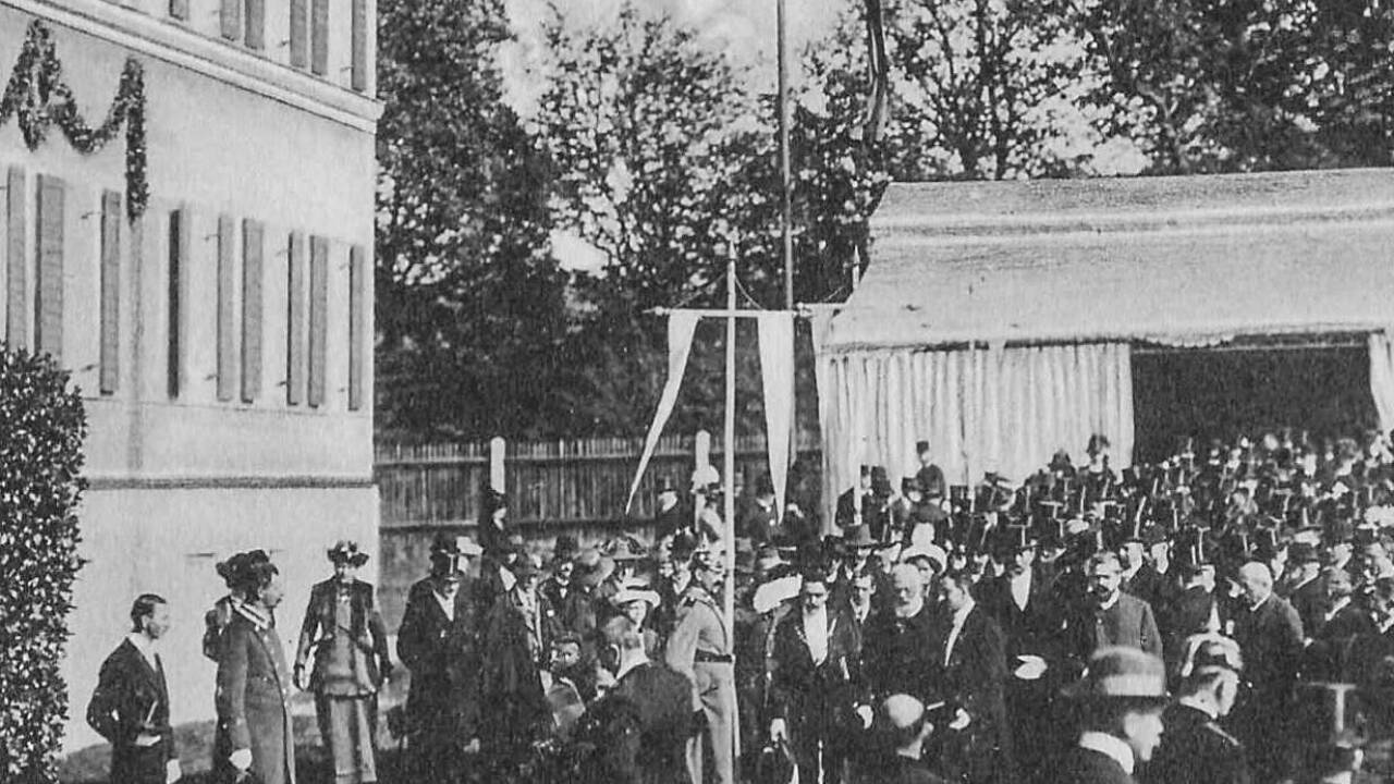 Zahlreiche Festgäste, unter ihnen Prinz Ludwig III. von Bayern, kamen am 6. Dezember 1912 zur Eröffnung des ersten deutschen Kaufmanns-Erholungsheims nach Traunstein. 