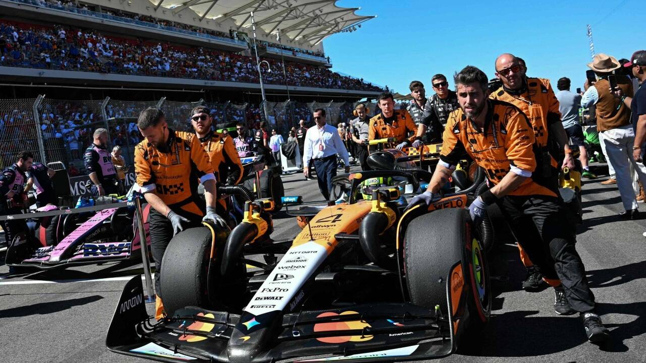 Der McLaren-Bolide von Lando Norris auf dem Weg zur Startaufstellung vor dem Grand Prix in Austin am Sonntag. 