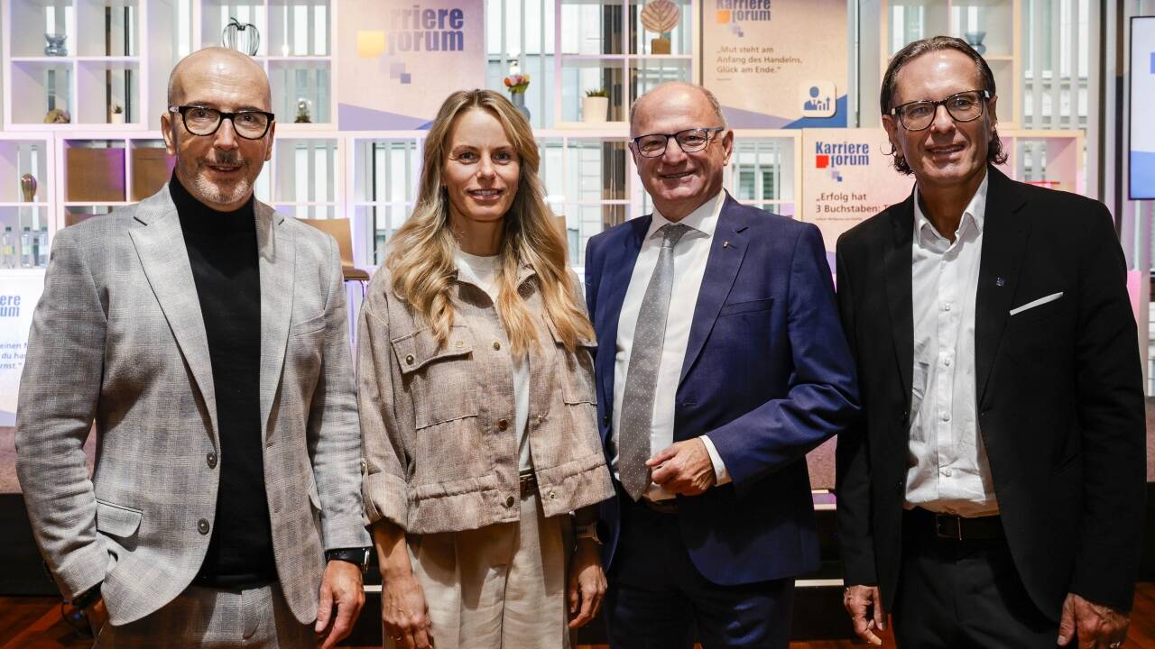 Martin Hagenstein (Geschäftsführer „Salzburger Nachrichten“) mit Kathrin Mohr (Spar), Rudolf Mair (Bildungsdirektor) und Christian Strasser (Prokurist „Salzburger Nachrichten“) (von links). 