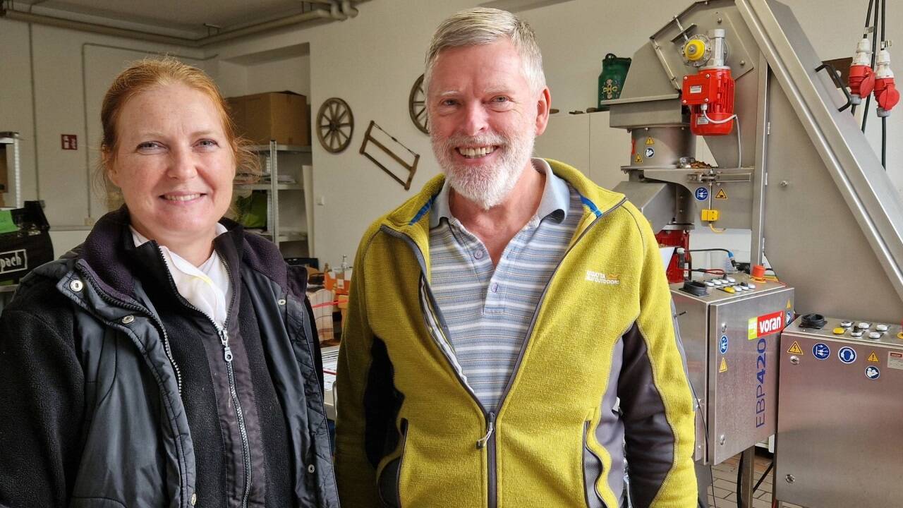 Vorsitzender Simon Maier und Organisatorin Birgit Fiala vor der elektronischen Bandpresse des Obst- und Gartenbauvereins.  Vorsitzender Simon Maier und Organisatorin Birgit Fiala vor der elektronischen Bandpresse des Obst- und Gartenbauvereins.
