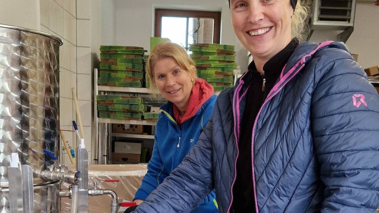 Ingrid Schumann (rechts) und Ursula Höpfl füllen den Saft in Fünf-Liter-Beutel ab.   Ingrid Schumann (rechts) und Ursula Höpfl füllen den Saft in Fünf-Liter-Beutel ab.