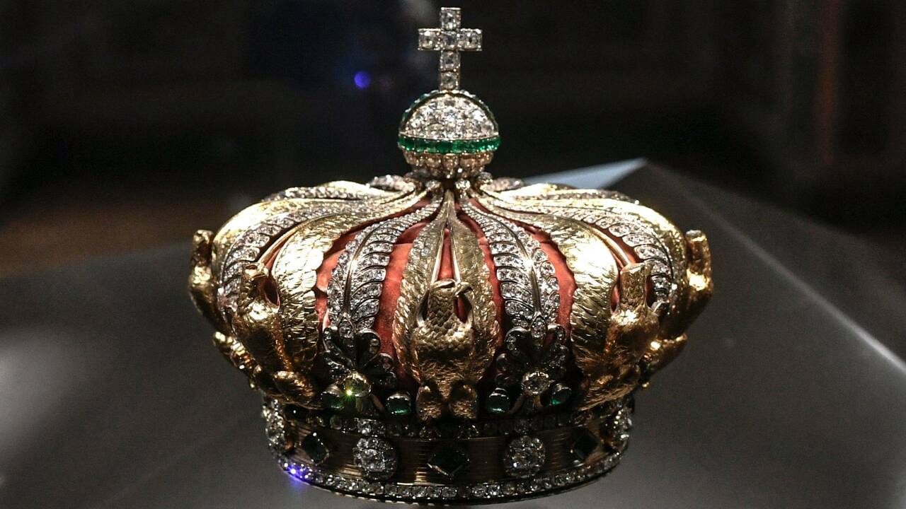 Die Krone der französischen Kaiserin Eugénie de Montijo, ausgestellt in der Apollon-Galerie des Louvre-Museums in Paris. Die Diebe verloren die Krone bei ihrer Flucht. Die Krone der französischen Kaiserin Eugénie de Montijo, ausgestellt in der Apollon-Galerie des Louvre-Museums in Paris. Die Diebe verloren die Krone bei ihrer Flucht.