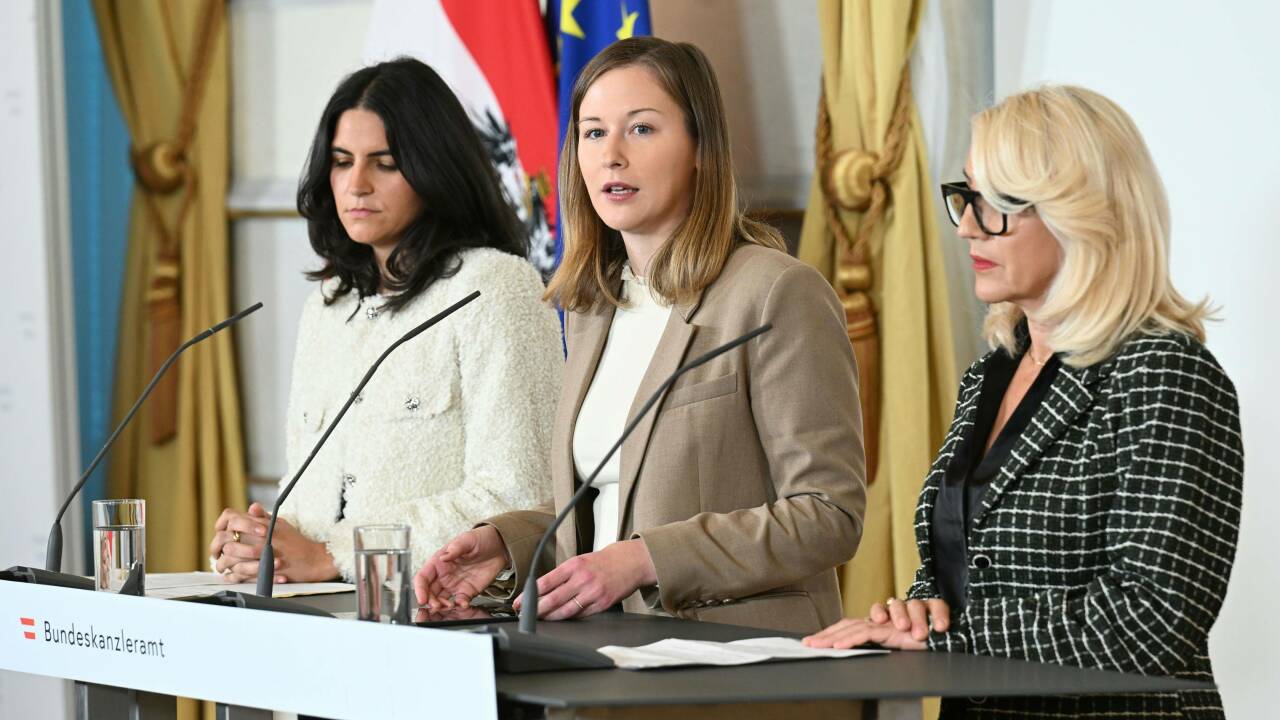 Ministerin Plakolm (ÖVP) flankiert von den beiden Integrationsexpertinnen Sonia Koul (links) und Emina Saric (rechts). 