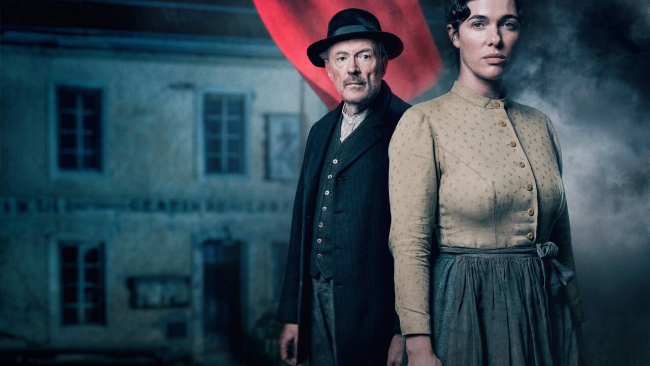 Neben Josef Hader spielt auch Verena Altenberger eine wichtige Rolle im TV-Zweiteiler „Sturm kommt auf“.  