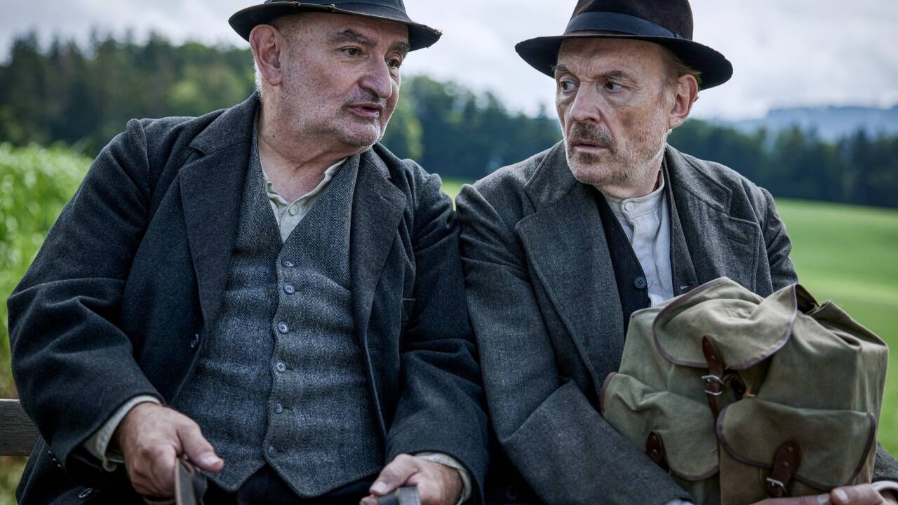 Eine weitere zentrale Rolle im Film spielt Sigi Zimmerschied als Bauer und Bürgermeister des kleinen bayrischen Dorfes.  