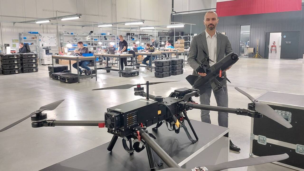 Agris Kipurs ist Co-Gründer von Origin Robotics in Riga. Das Unternehmen wirbt mit Drohnen für Präzisionsangriffe (vorn) und zur Abwehr von Kampfdrohnen. In den Systemen wird auch künstliche Intelligenz eingesetzt. Agris Kipurs ist Co-Gründer von Origin Robotics in Riga. Das Unternehmen wirbt mit Drohnen für Präzisionsangriffe (vorn) und zur Abwehr von Kampfdrohnen. In den Systemen wird auch künstliche Intelligenz eingesetzt.