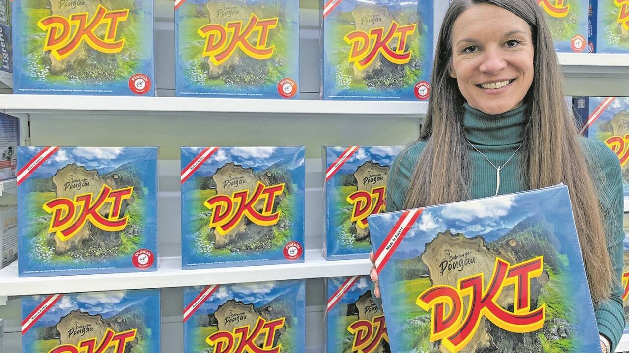 Eva Oppeneiger mit dem neuen Pongau-DKT. Eva Oppeneiger mit dem neuen Pongau-DKT.
