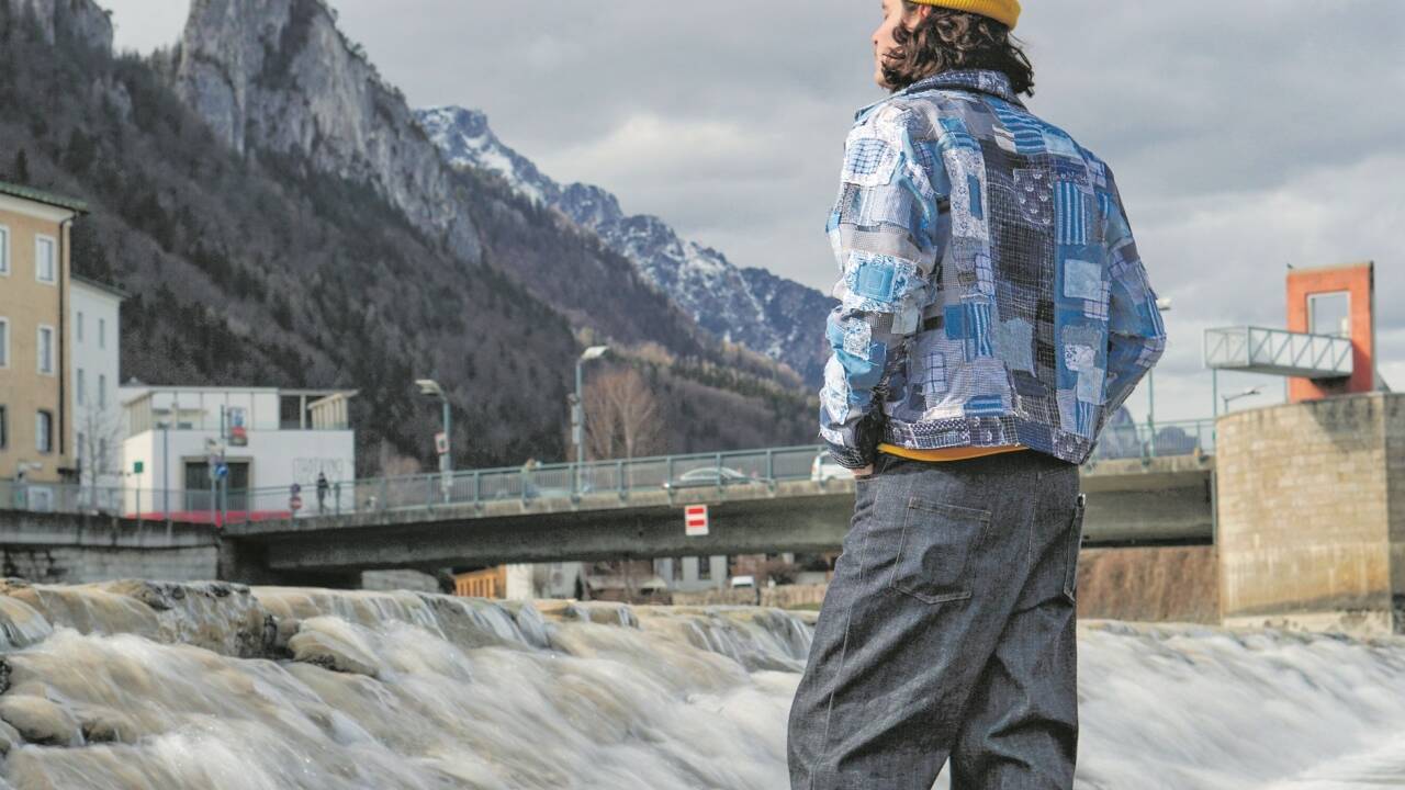 Modeschul-Kolleg-Absolvent Jonas Goschnik kombiniert in seiner Kollektion „Digital Patchwork“ Denim mit Patchwork und erreicht intensive Gelbtöne mit Kurkuma. 