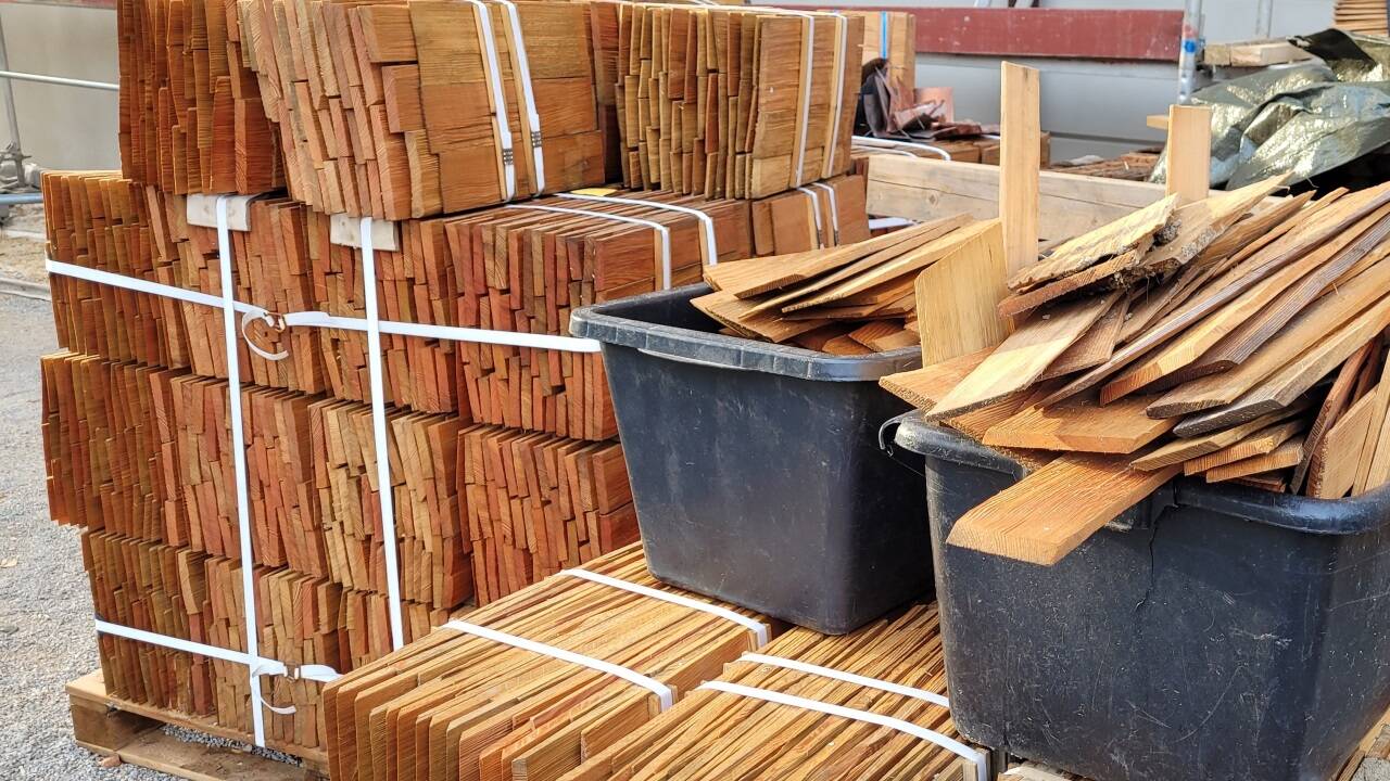 Neue Holzschindeln liegen bereit. 