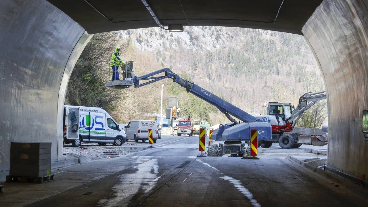 Die Verkehrsbehinderungen durch die weitere Generalsanierung der Tauernautobahn sollen deutlich geringer ausfallen als die Megastaus durch die Sanierung der Tunnelkette Werfen (Bild) in den vergangenen beiden Jahren, erwartet die Asfinag. 
