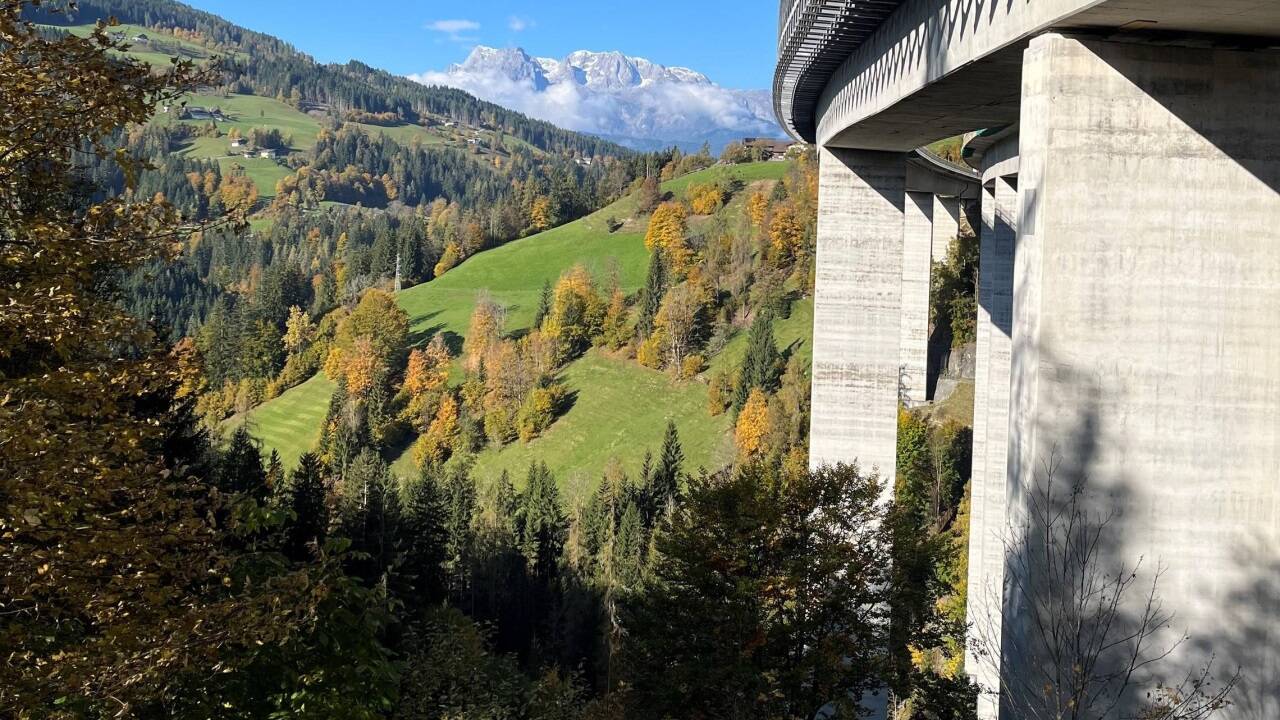 Der Talübergang Larzenbach in Hüttau ist mit bis zu 100 Meter hohen Pfeilern die höchste Brücke der A10 im Bundesland Salzburg, er muss instandgesetzt werden. 