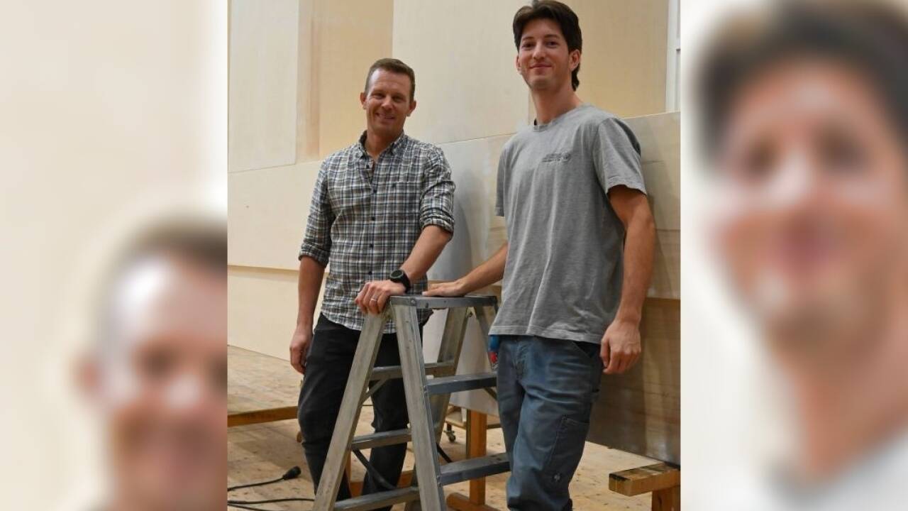 Werkstättenleiter Markus Srienz mit dem 24-jährigen Hallwanger Michael Kiwek. 