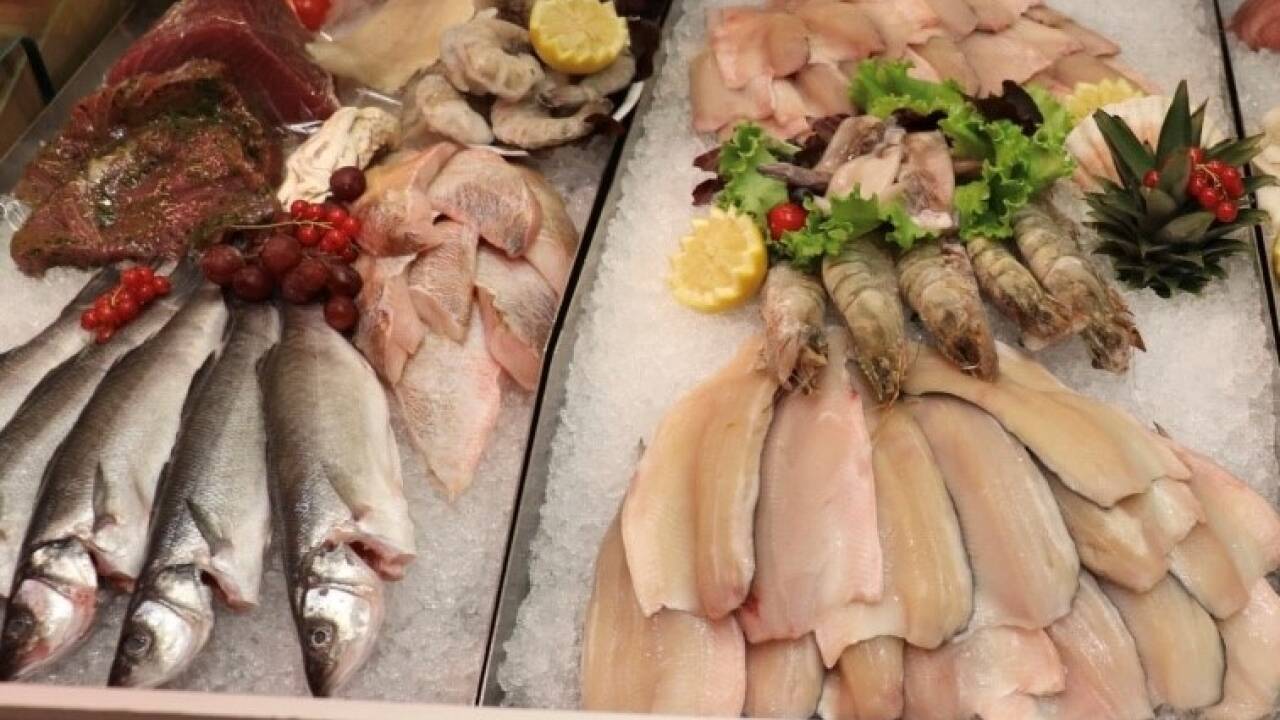 Marktleiterin Nadine Rohrmoser isst am liebsten Fisch und Meeresfrüchte – zweimal wöchentlich werden die Produkte frisch angeliefert.  