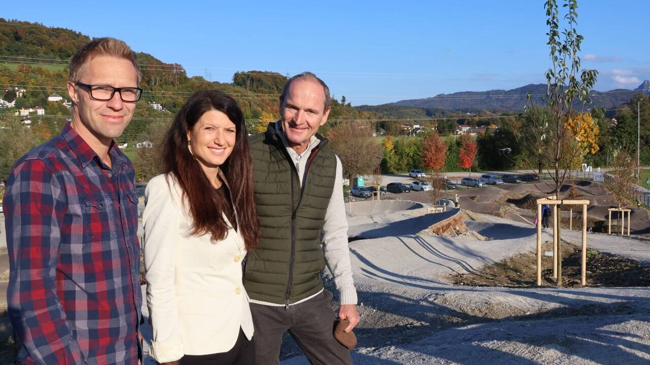 Der Tourismusverband Bergheim hat den Bikepark initiiert und finanziert. Im Bild Karl Rößlhuber (l.) und Obmann Franz Gmachl (r.) vom TVB mit Cathrine Maislinger (Leader-Region Flachgau Nord) auf dem höchsten Punkt des Bikeparks Bergheim. 