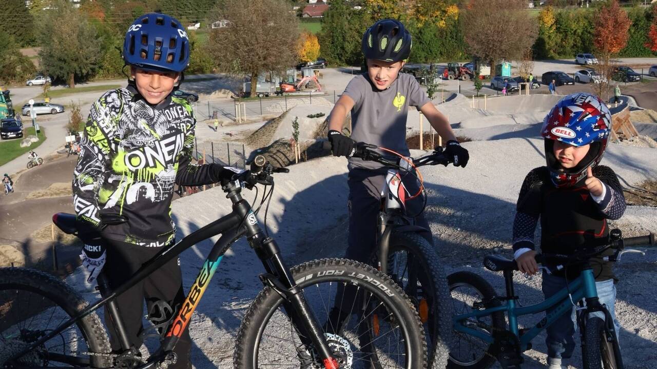 Noah, Josef und Alexander zählten zu den Ersten, die den neuen Bikepark Bergheim, der Mitte November den Vollbetrieb aufnimmt, testeten. 
