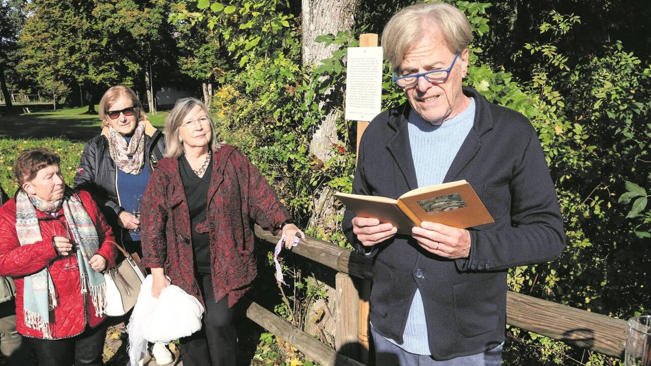 Peter Reutterer las aus seinem ersten Buch „Forsthaus“ den Text, der sich nun auch am Naturgedichtepfad in Henndorf findet. 