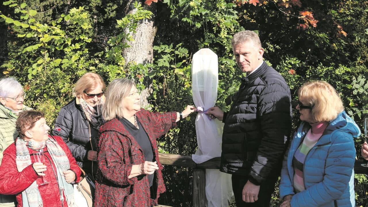 Literaturhaus-Obfrau Elke Heselschwerdt enthüllte mit Bürgermeister Martin Köllersberger die Stele im Henndorfer Park. 