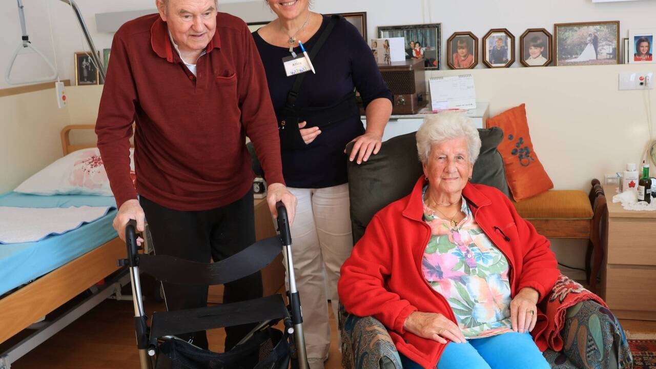 Die Bayers aus Lend in ihrer neuen Wohnung. 