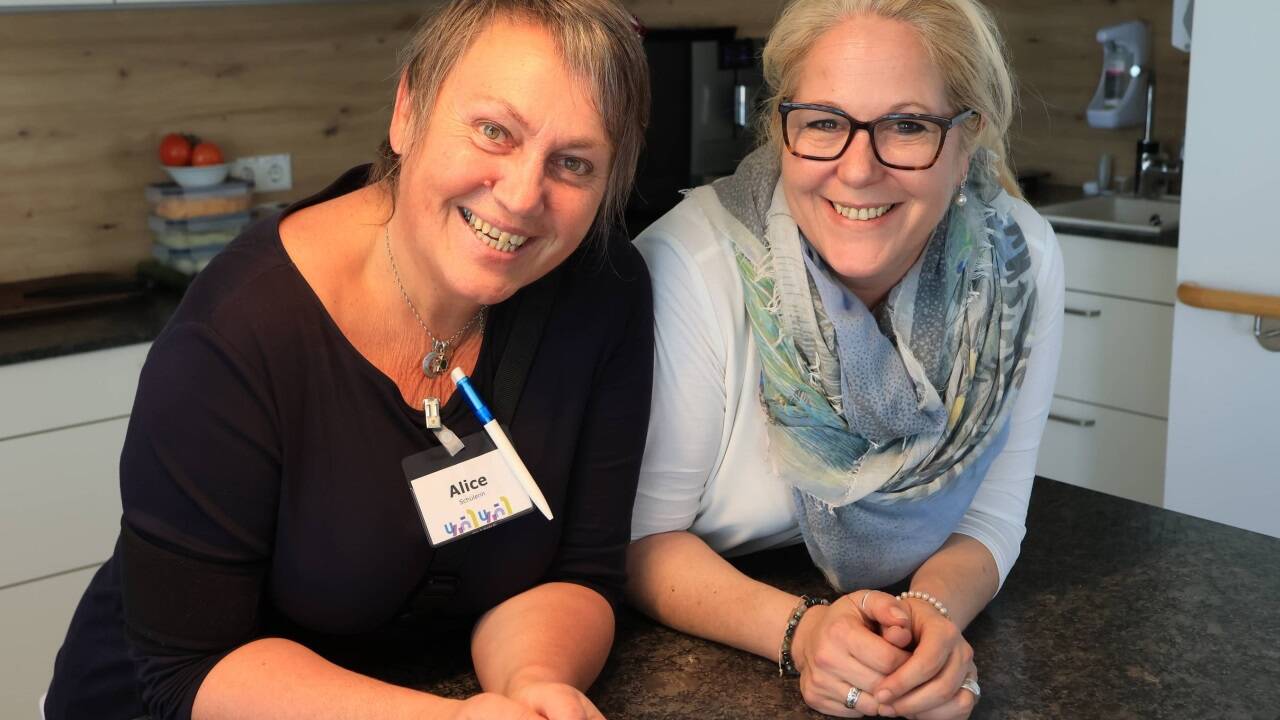 Sie sind ein gutes Team: Alice Dutka-Vötter (l.) und Claudia Lechenauer-Tonis, diplomierte Pflegeperson im Seniorenhaus Lehen. 