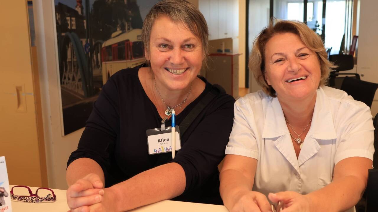 Da haben beide gut lachen: Alice Dutka-Vötter mit Zehra Hasanovic, leitende Pflegeperson in Lehen. 