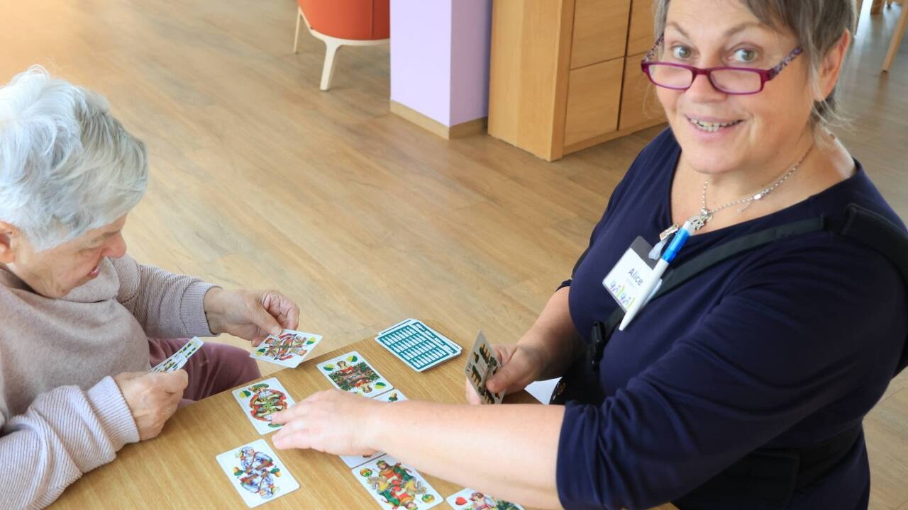 Beim „Unter Ansetzen“ mit einer Bewohnerin im Seniorenwohnhaus Lehen. 