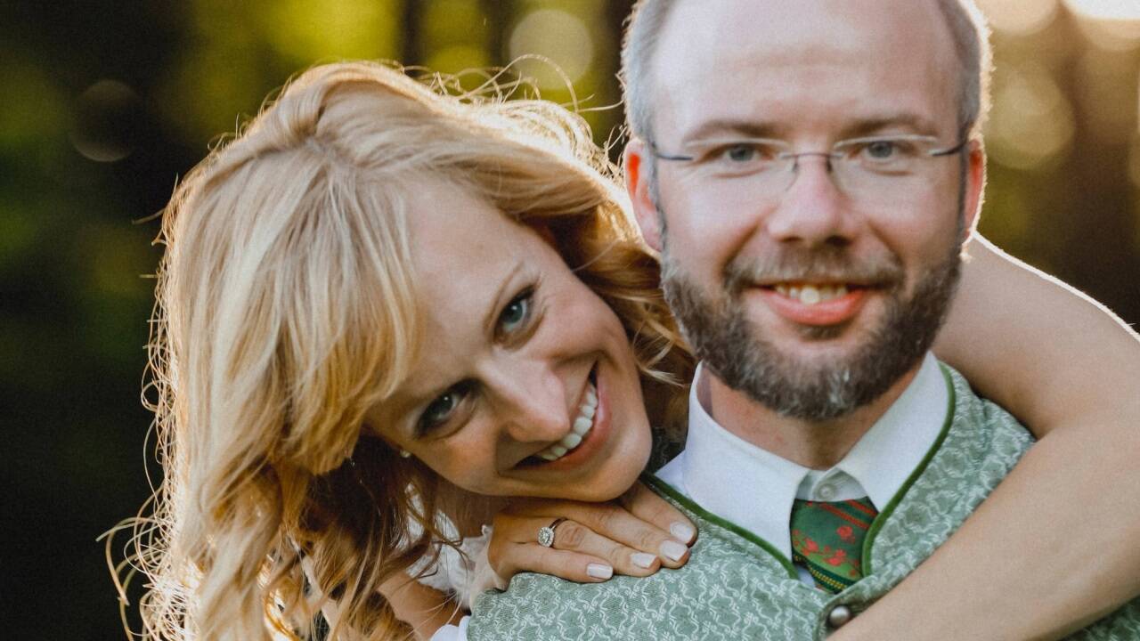 Ein glückliches Hochzeitspaar. 