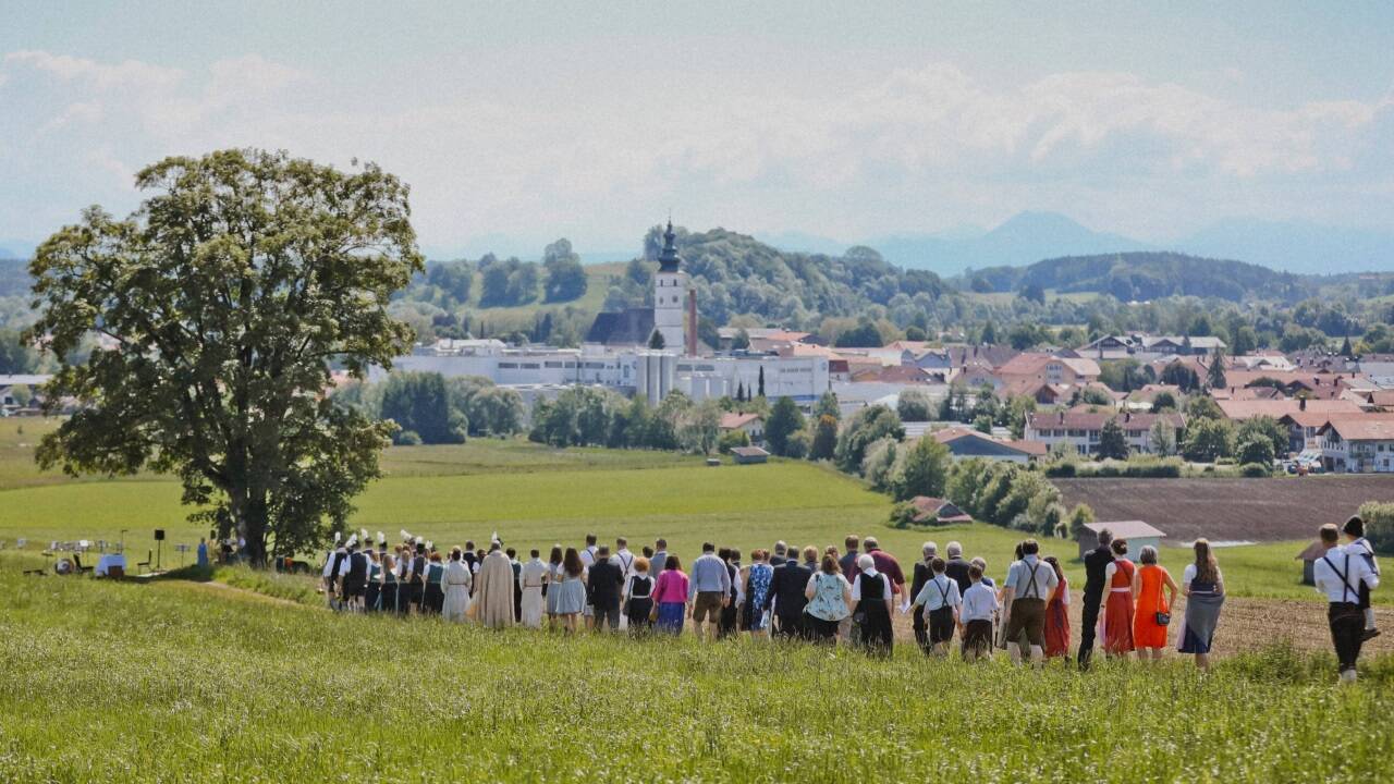 Hochzeitsfeier unterm Kastanienbaum in Waging. 