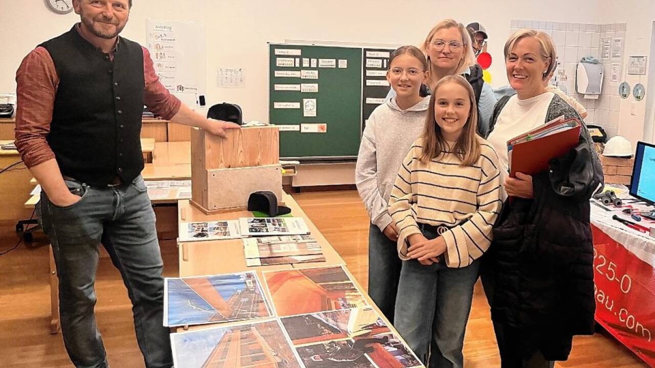 Hansjörg Rettenegger, GF Innovaholz, berät über die Lehre und Möglichkeiten in seinem Unternehmen.Bild:sw/Peter Bachler 