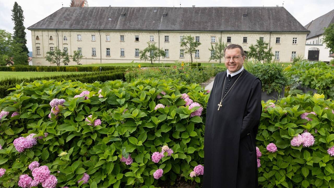 Abt Johannes Perkmann im Garten des Stifts Michaelbeuern.  