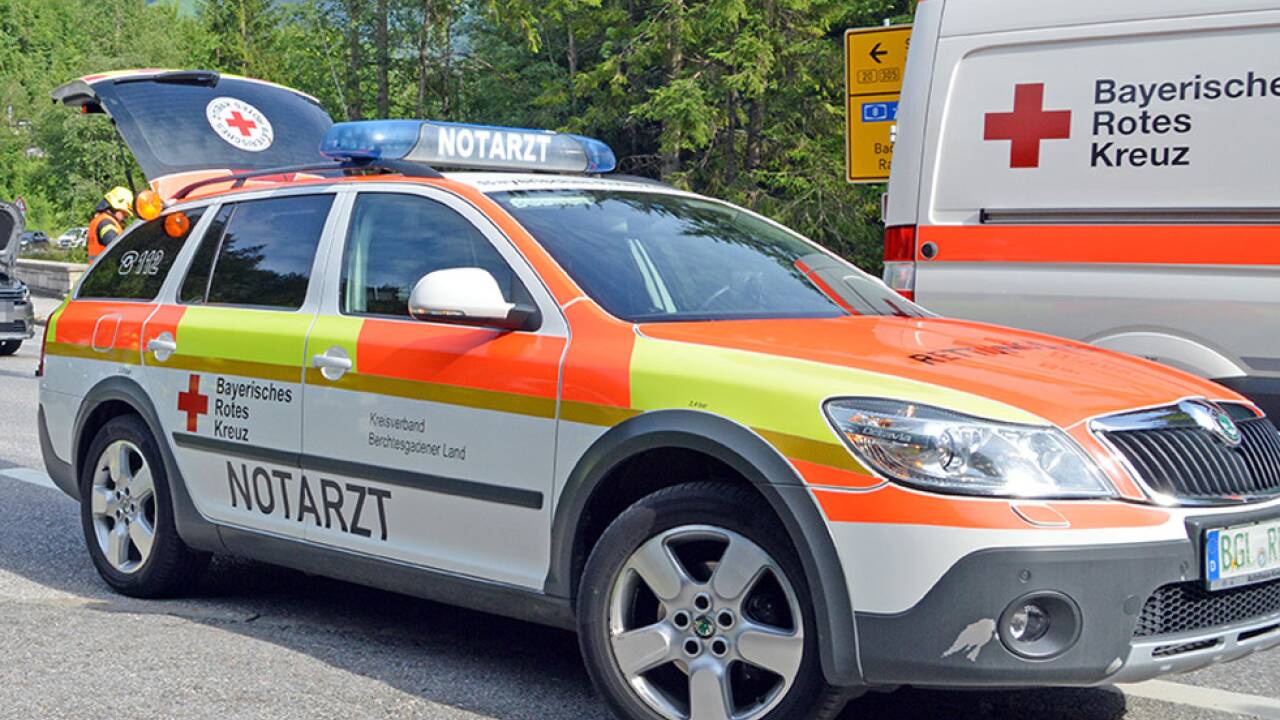 Vier Personen mussten vom Bayerischen Roten Kreuz versorgt werden (Symbolbild). 