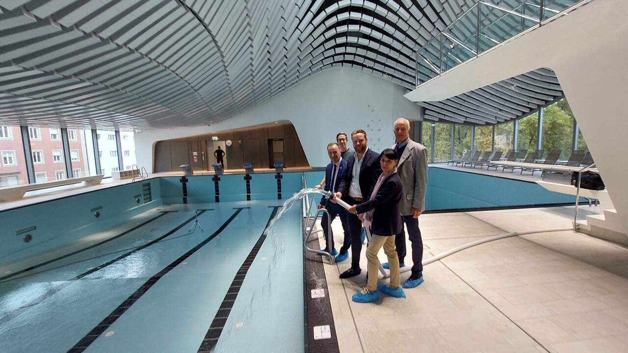 Das Paracelsusbad in der Stadt Salzburg geht am 14. November 2025 wieder in Betrieb. Am Dienstag, 21. Oktober 2025, starteten Politiker und Verantwortliche der Stadt Salzburg symbolisch mit der Befüllung der Becken mit Wasser. Das Paracelsusbad in der Stadt Salzburg geht am 14. November 2025 wieder in Betrieb. Am Dienstag, 21. Oktober 2025, starteten Politiker und Verantwortliche der Stadt Salzburg symbolisch mit der Befüllung der Becken mit Wasser.
