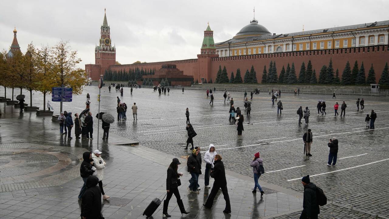 Im russischen Straßenbild - wie hier am Roten Platz in Moskau - wollen die Behörden möglichst wenige Menschenansammlungen, wie es scheint. Im russischen Straßenbild - wie hier am Roten Platz in Moskau - wollen die Behörden möglichst wenige Menschenansammlungen, wie es scheint.