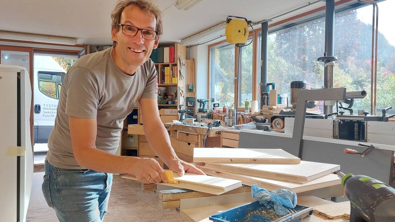 Tischlermeister Michael Ebner in seiner Werkstatt in Fuschl. 