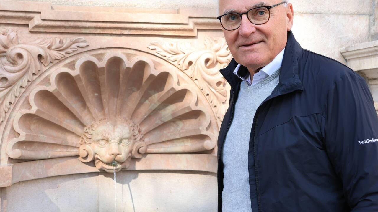 Alois Dürlinger vor dem Löwenbrunnen vor der St. Erhard-Kirche in Nonntal. 