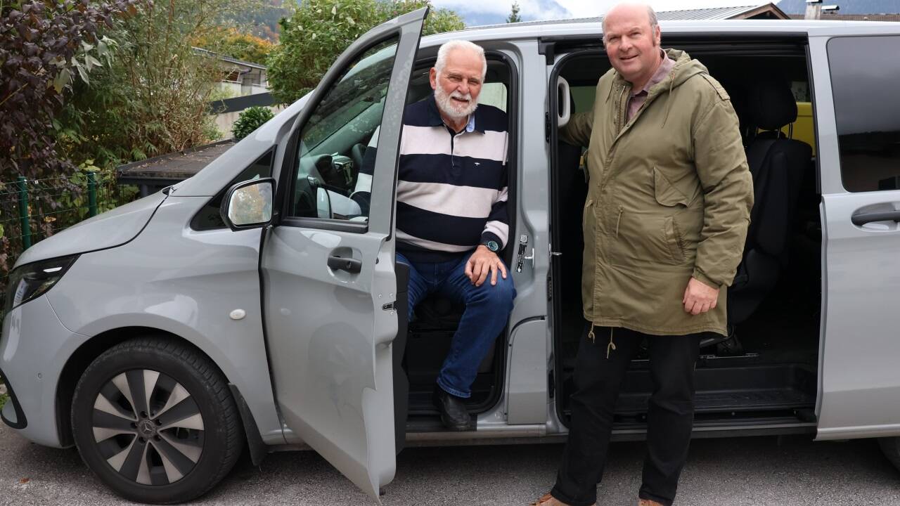 Heinz Schneider (einer der freiwilligen Fahrer) und Bürgermeister Norbert Meindl vor dem neuen Bürgerbus.  
