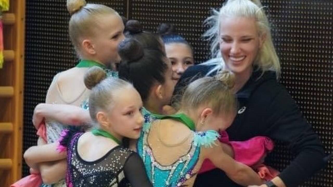 Yana Bezhenova im Kreise ihrer Schützlinge. 