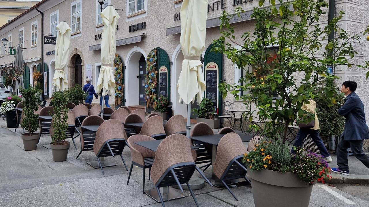 Nicht ungewöhnlich: Diese beiden Gastgärten am Mozartplatz stehen auf Verkehrsflächen. 