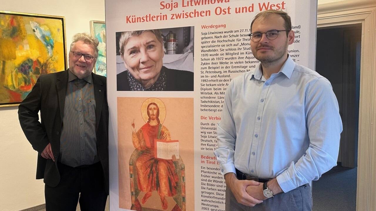 Propst Nikolaus Erber und Museumsleiter Vlad Cotuna (r. , hier kurz vor der Eröffnung einer Sonderausstellung) freuen sich, dass nun auch im Stiftsmuseum in Mattsee die Digitalisierung Einzug gehalten hat. Propst Nikolaus Erber und Museumsleiter Vlad Cotuna (r. , hier kurz vor der Eröffnung einer Sonderausstellung) freuen sich, dass nun auch im Stiftsmuseum in Mattsee die Digitalisierung Einzug gehalten hat.