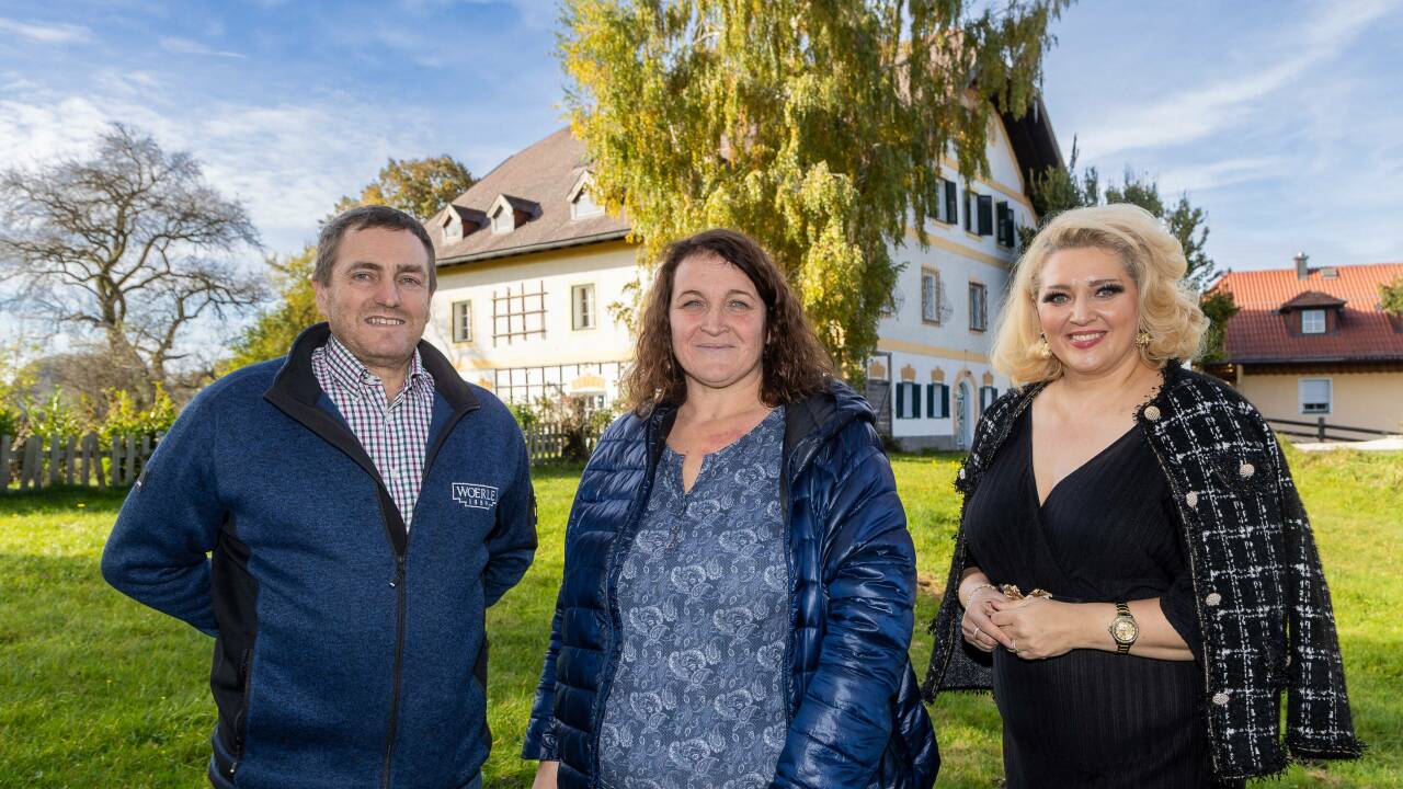 Die stv. Schulleiterin, Oliwia Garlicka (rechts) ist von dem Pfarrhof begeistert. Das Gebäude ist seit 1891 in Familienbesitz und gehört Maria und Wolfgang Plackner. Ihr Bauernhof liegt gleich daneben.  