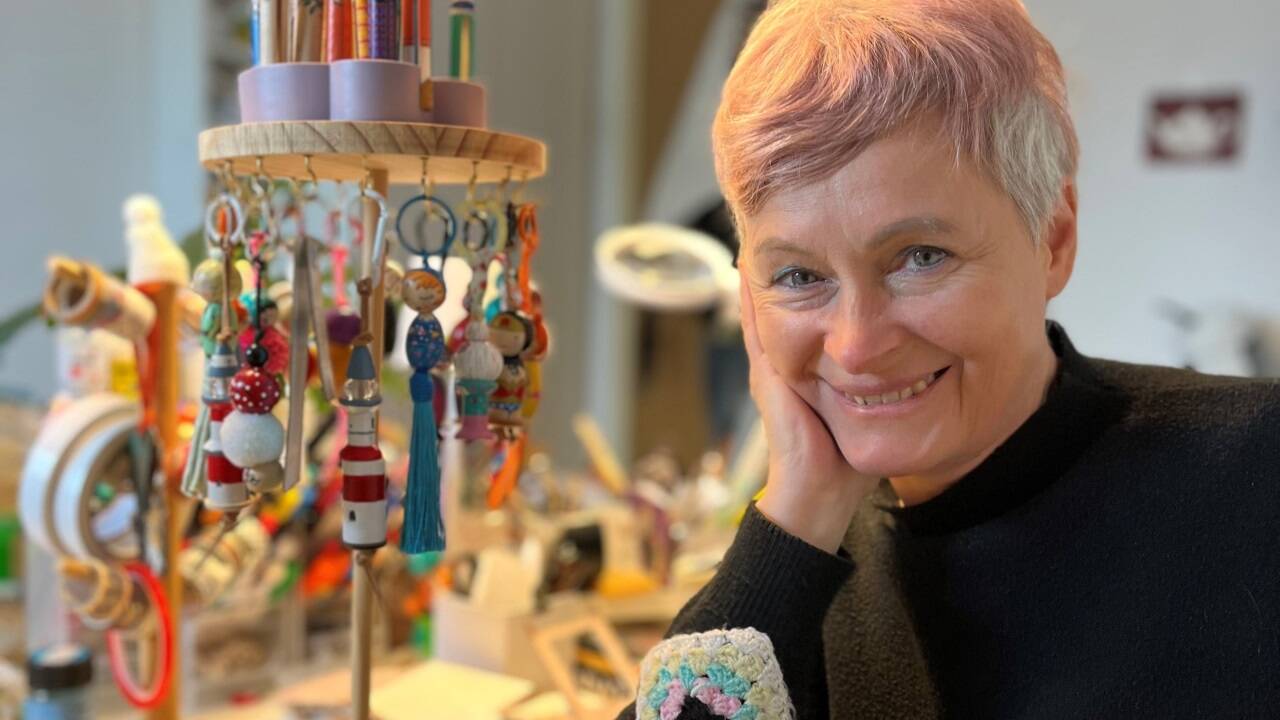 „Bin mit dem Bleistift in der Hand geboren“: Elke Grothe (56) in ihrer Werkstatt in Oberalm.  