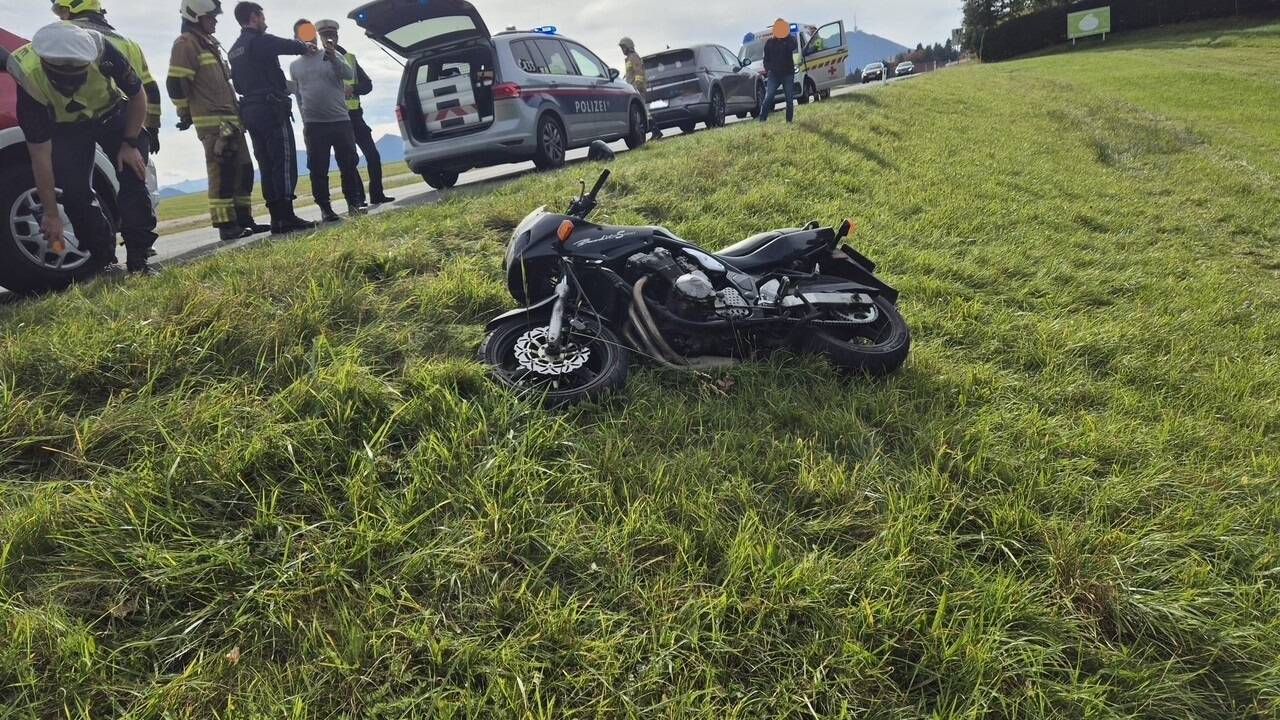 Der Motorradfahrer kollidierte mit dem Heck eines vor ihm fahrenden Pkw und stürzte. Der Motorradfahrer kollidierte mit dem Heck eines vor ihm fahrenden Pkw und stürzte.