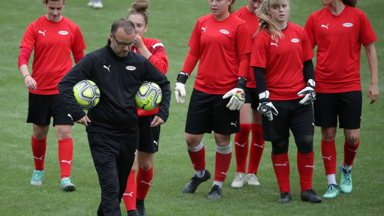 Als sportlicher Leiter des ÖFB-Frauenfußballzentrums hatte Steiner viele aktuelle Teamspielerinnen unter seinen Fittichen, darunter Torhüterin Mariella El-Sherif (Mitte).  