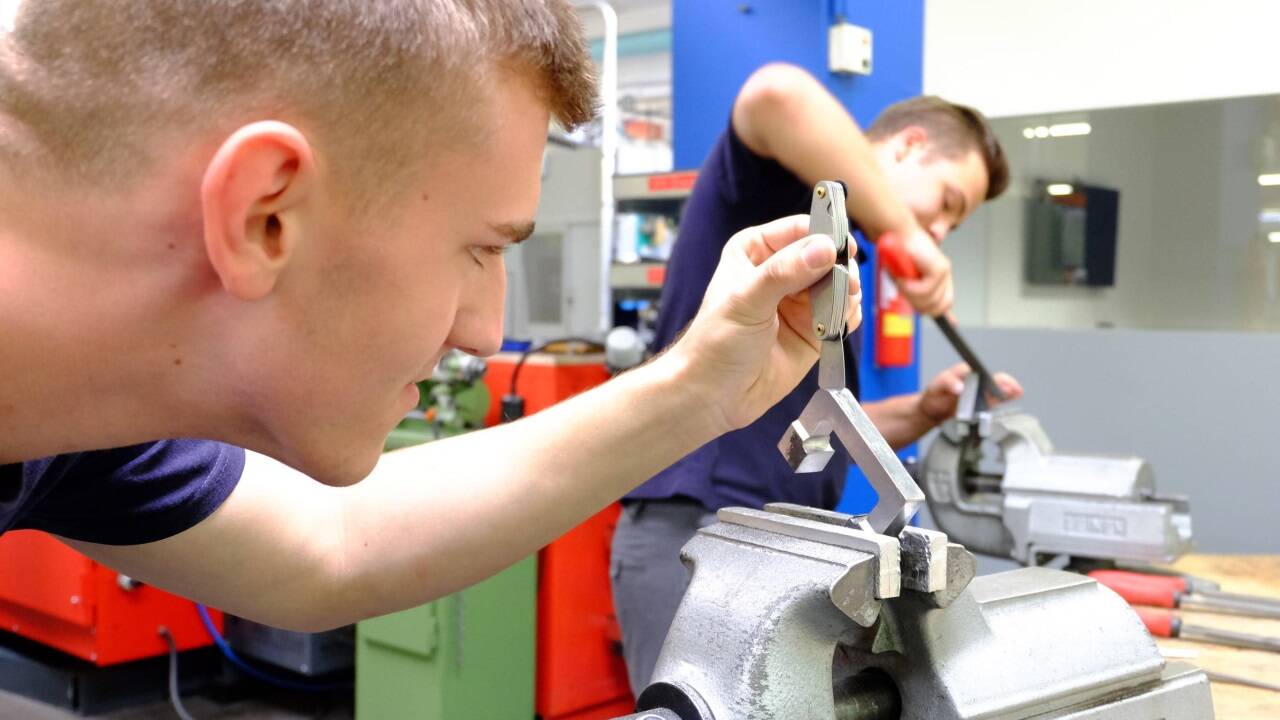 Wie lange müssen Betriebe einen Lehrling nach Abschluss seiner Ausbildung behalten? 