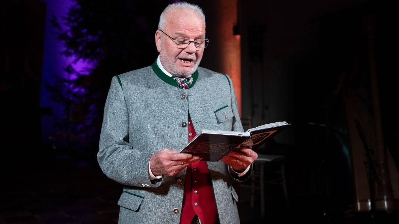 Sprecher Hans Pötzelsberger, die Stimme des „Salzburger Advent“ liest heiter besinnliche Weihnachtsgeschichten 