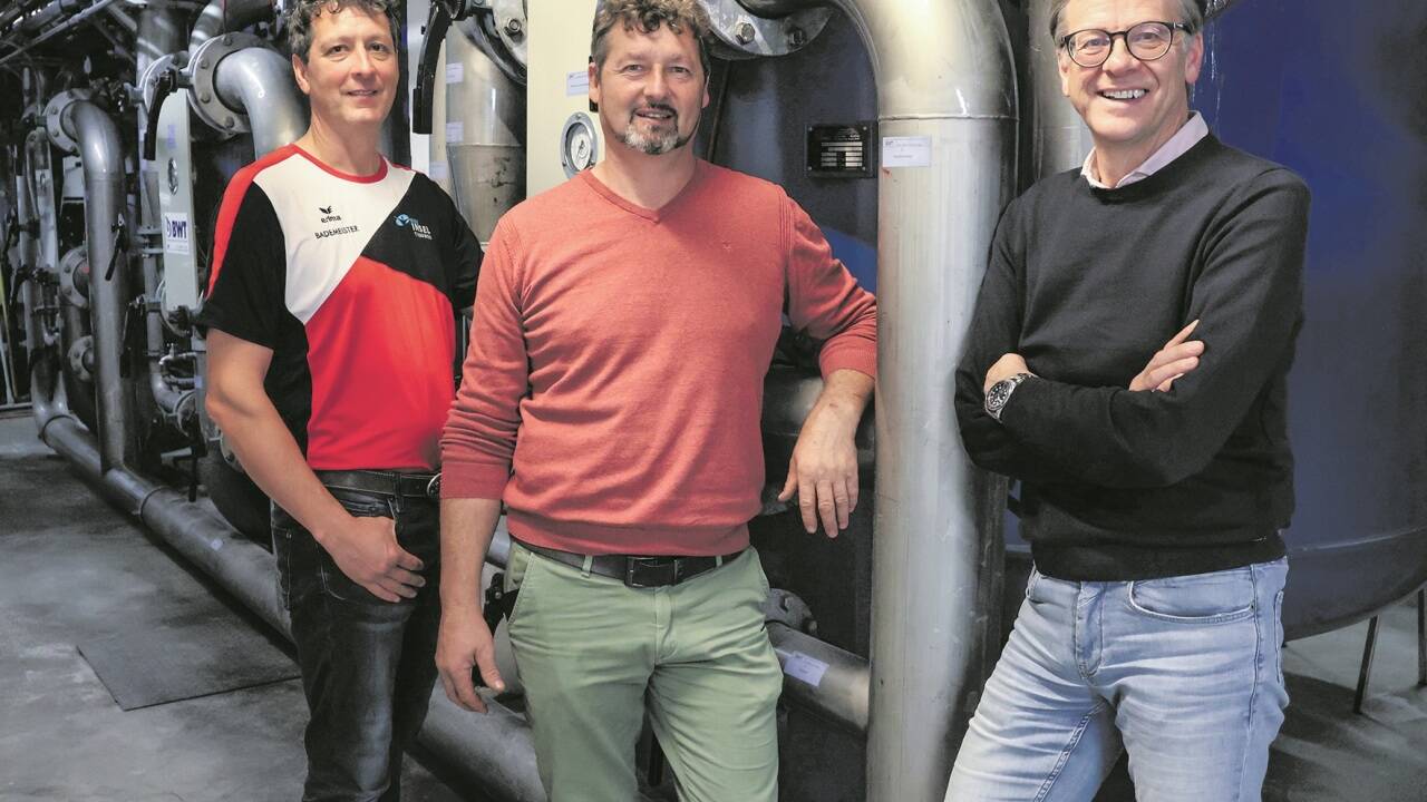Bürgermeister Wolfgang Pfeifenberger (r.) mit Manfred Seifter (l.) und Hans-Jürgen Santner, die mit ihrem Team für einen reibungslosen Ablauf in der Badeinsel sorgen. 