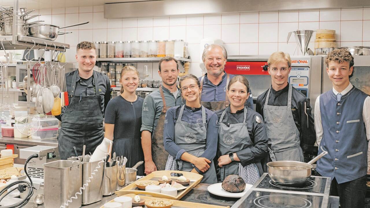 Andreas Döllerer, umringt von seinem Team sowie mit Mesnerhaus-Souschef Sebastian Bichler. 