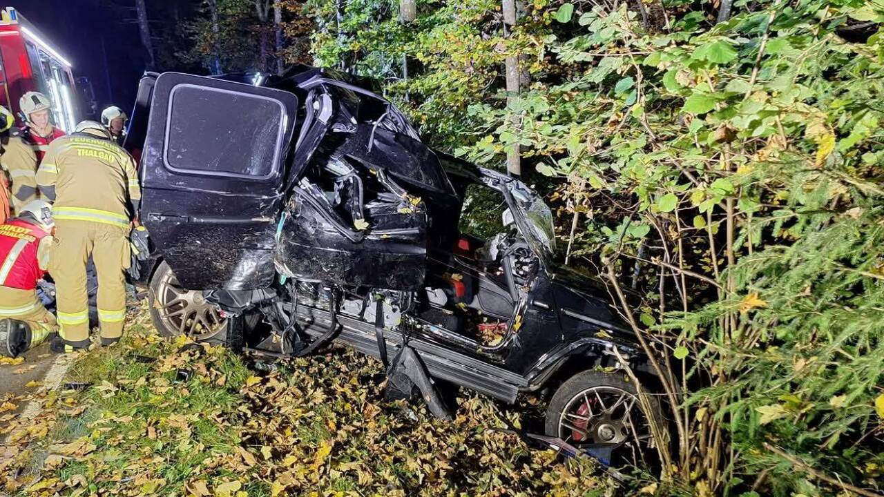 Laut der Feuerwehr grenze es an ein „Wunder“, dass der verletzte Lenker noch selbst das Fahrzeug verlassen konnte. 