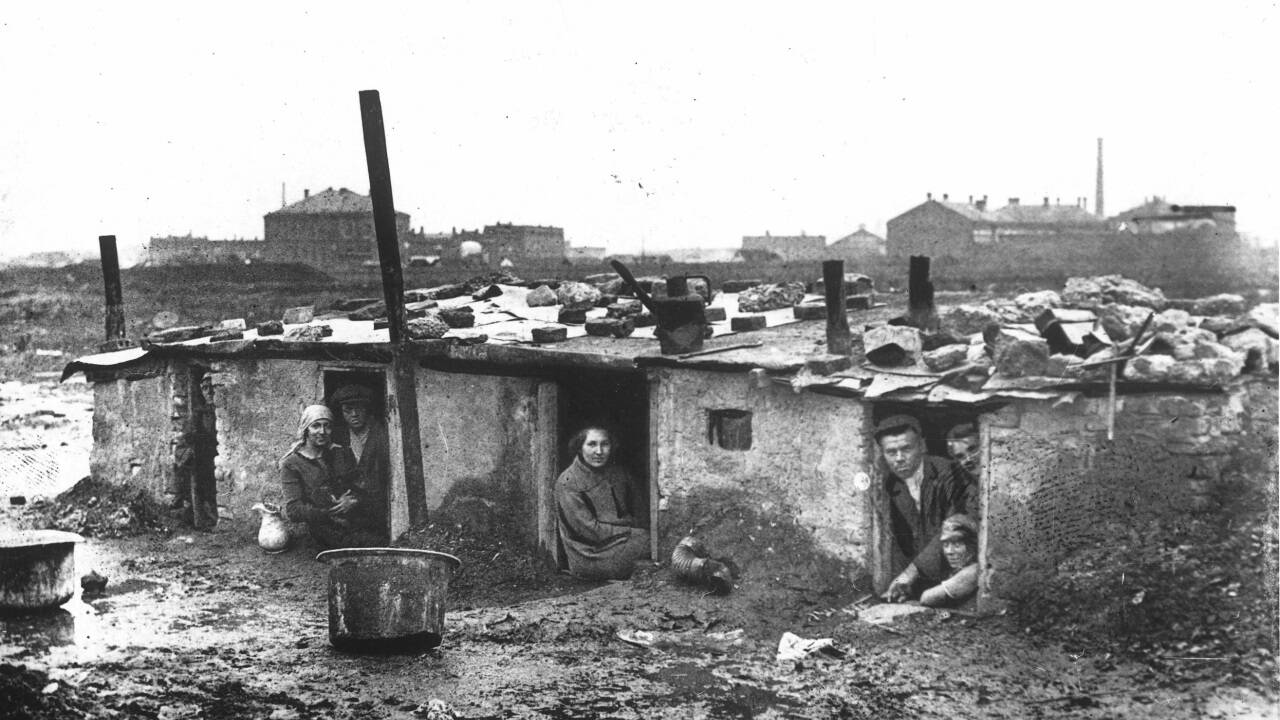 Elendsquartiere in Wien,1930. Experten beschreiben in mehreren neu erschienenen Büchern, dass es für uns auch anders hätte kommen können – Wohlstand, Sicherheit und Demokratie waren nicht vorgezeichnet.   Elendsquartiere in Wien,1930. Experten beschreiben in mehreren neu erschienenen Büchern, dass es für uns auch anders hätte kommen können – Wohlstand, Sicherheit und Demokratie waren nicht vorgezeichnet.