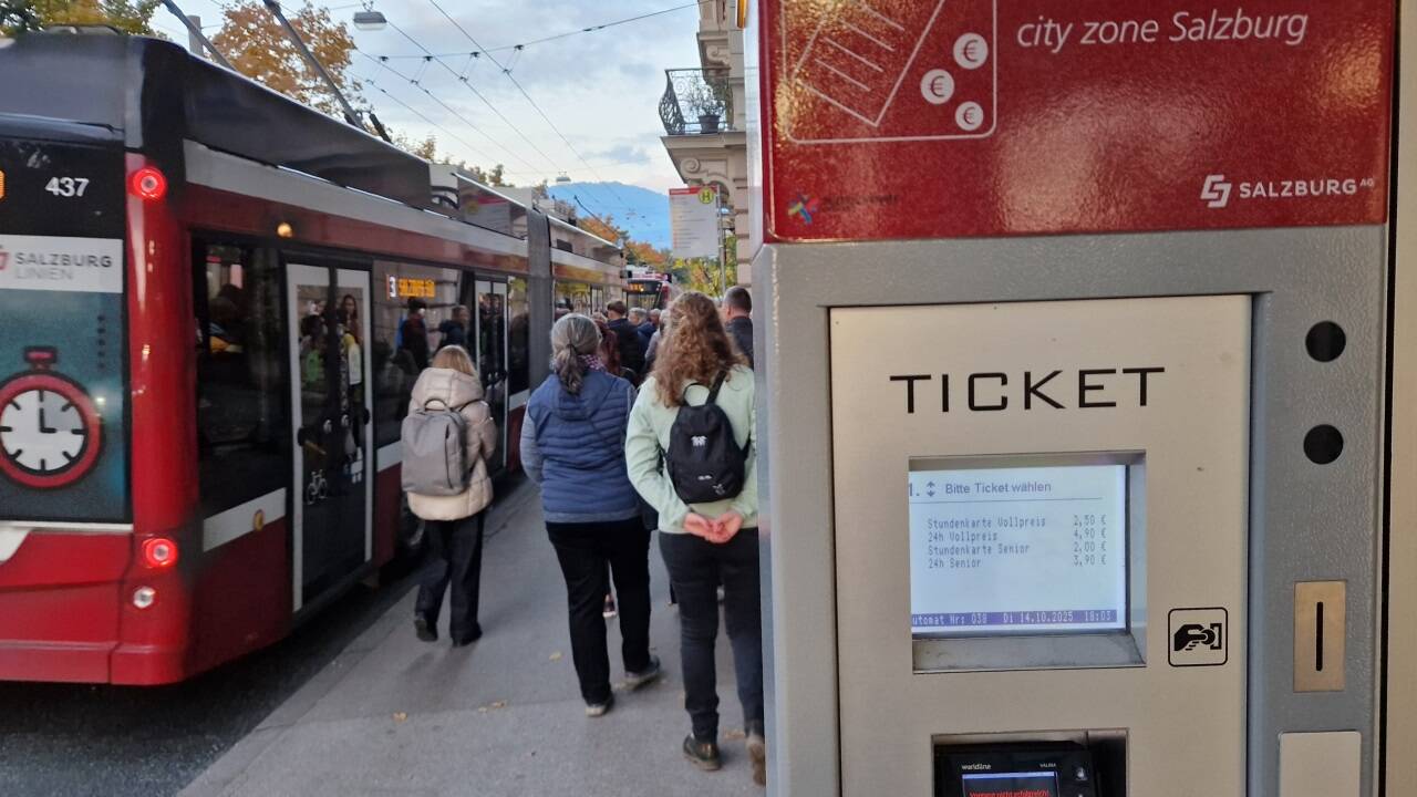 An der Station Mozartsteg/Rudolfskai steht einer von rund 40 Ticketautomaten in der Stadt. Künftig kommen vor allem außerhalb der Stadtgrenze weitere Automaten hinzu. An der Station Mozartsteg/Rudolfskai steht einer von rund 40 Ticketautomaten in der Stadt. Künftig kommen vor allem außerhalb der Stadtgrenze weitere Automaten hinzu.